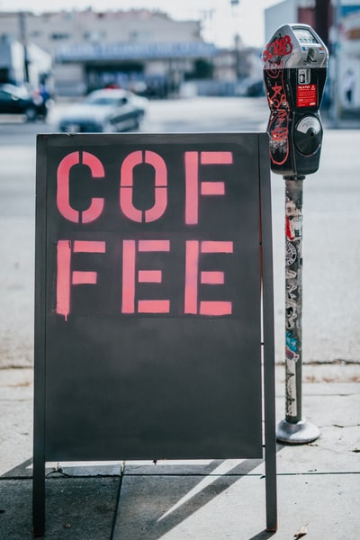 黑色独立式标识与咖啡打印硬币旁边停车位置

